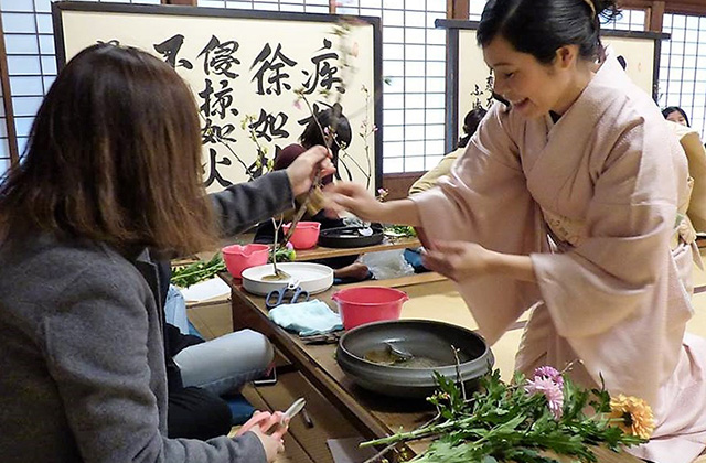 いけばなお稽古風景　恵林寺にて