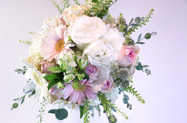 クラッチブーケ　ホワイト・ピンク